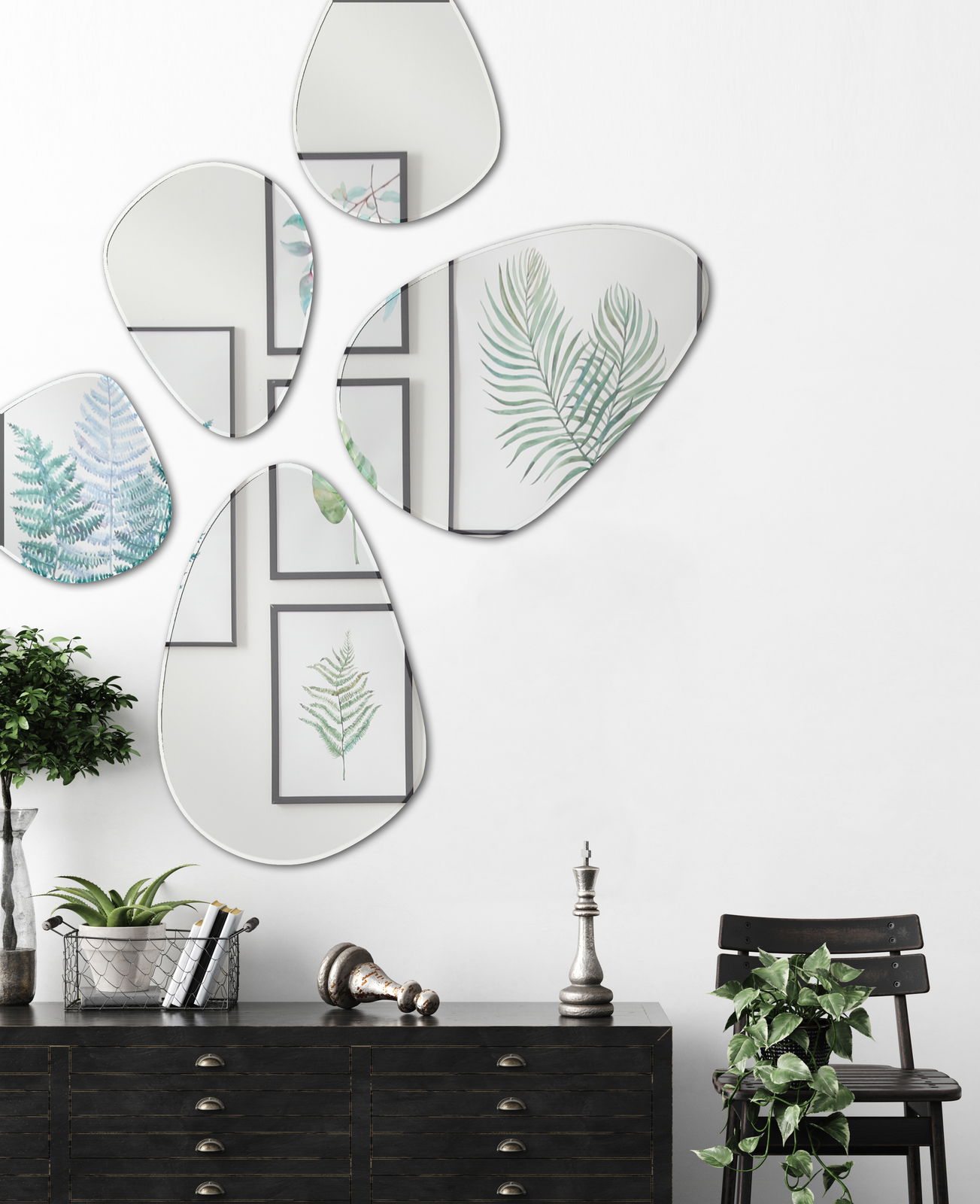 Facettenspiegel in organischen Formen an einer weißen Wand, umgeben von Pflanzen und Wandkunst, aus der Frontalperspektive betrachtet.