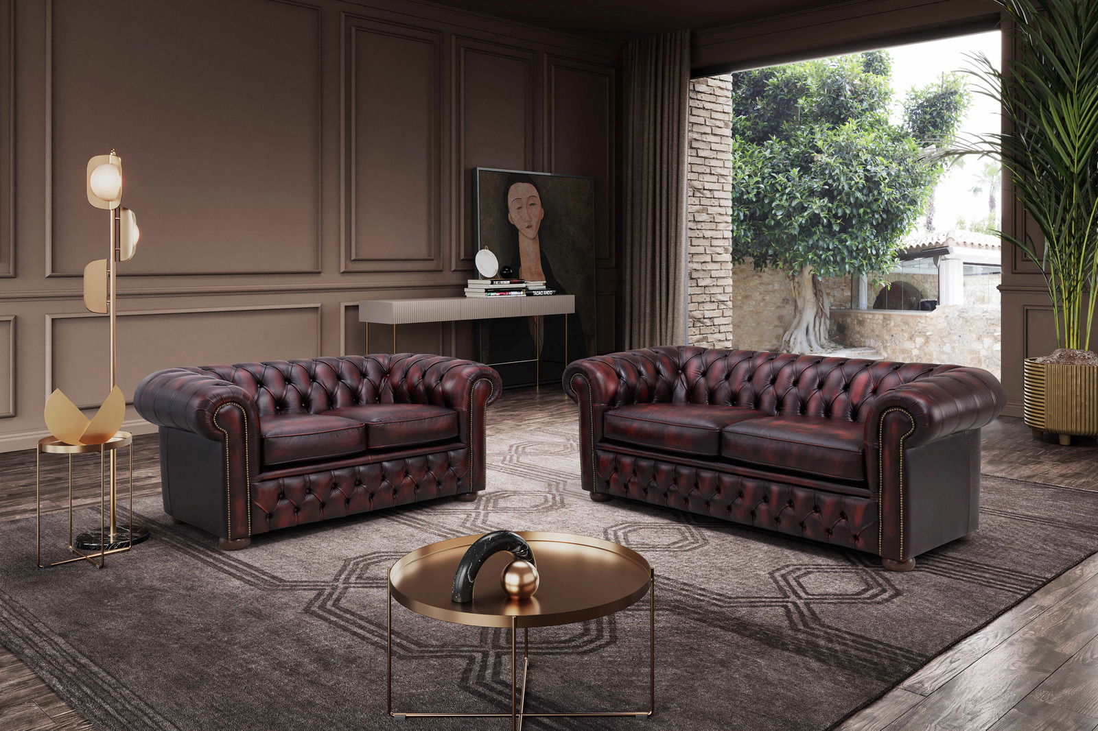 Zwei elegante, dunkelrote Chesterfield-Sofas in einem stilvoll eingerichteten Wohnzimmer mit Blick auf einen Garten durch ein großes Fenster.