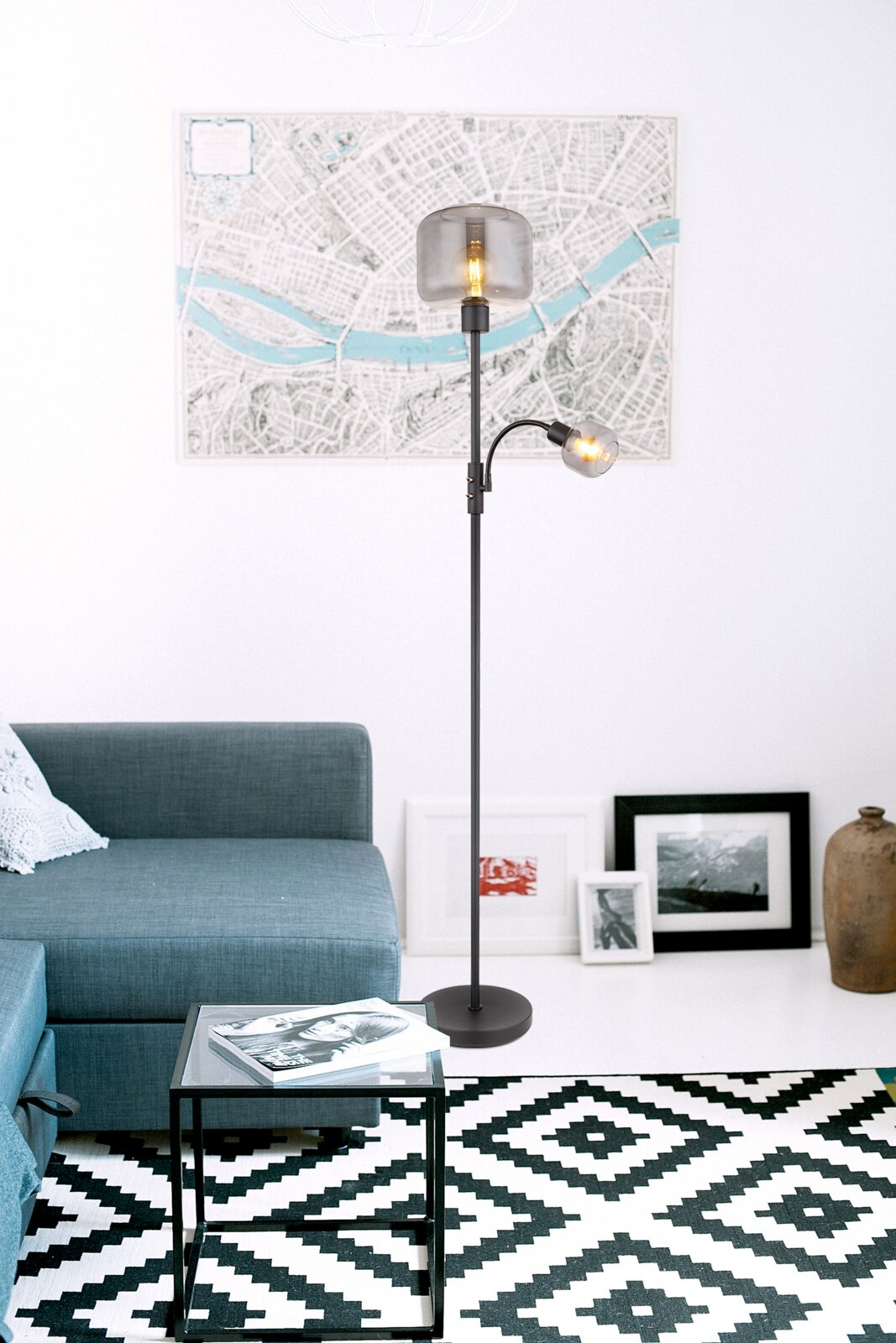 Moderne Stehleuchte mit zwei Leuchtkörpern in einem stilvollen Wohnzimmer, seitliche Perspektive