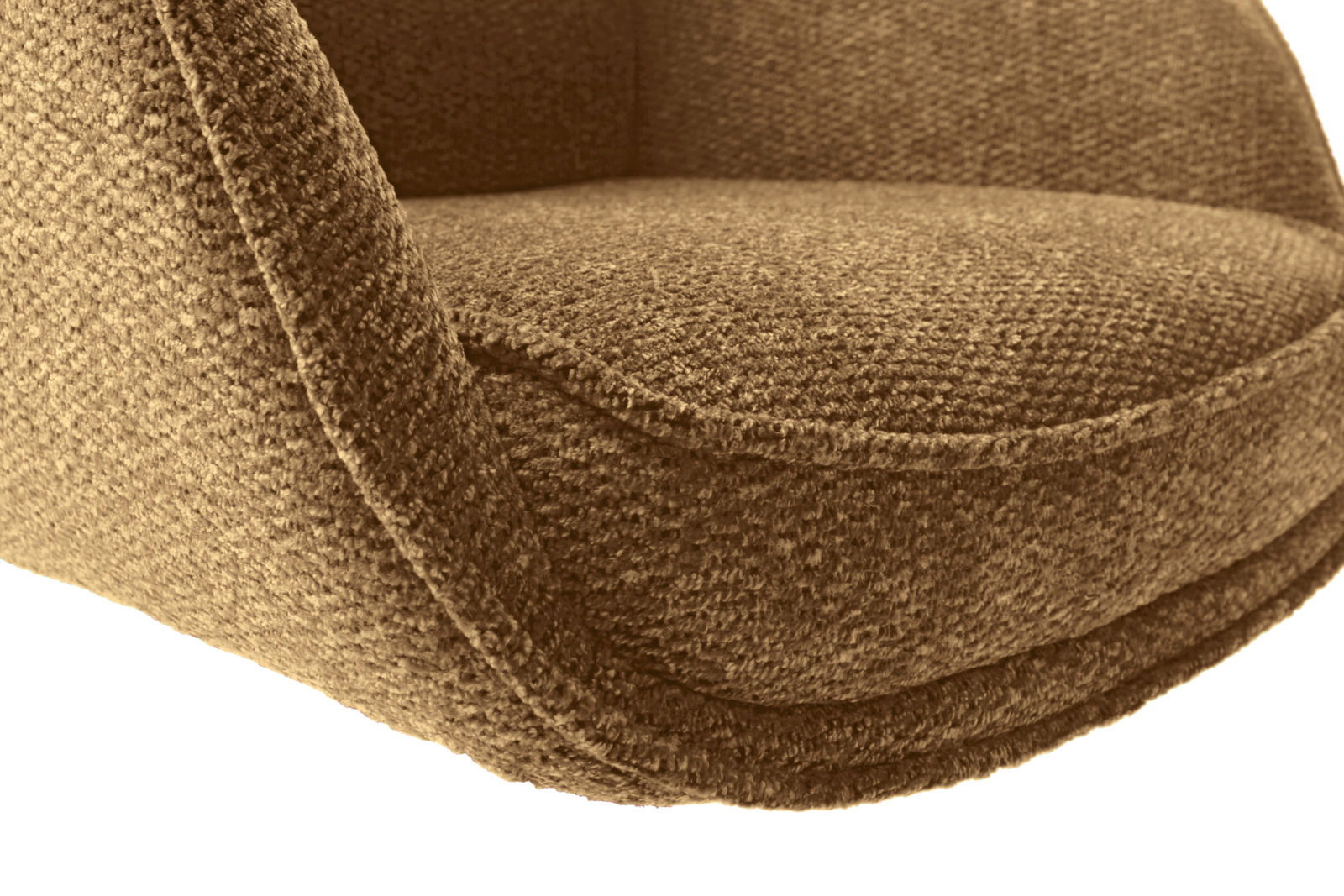 Nahaufnahme eines braunen Armlehnstuhls mit texturierter Oberfläche, seitliche Perspektive