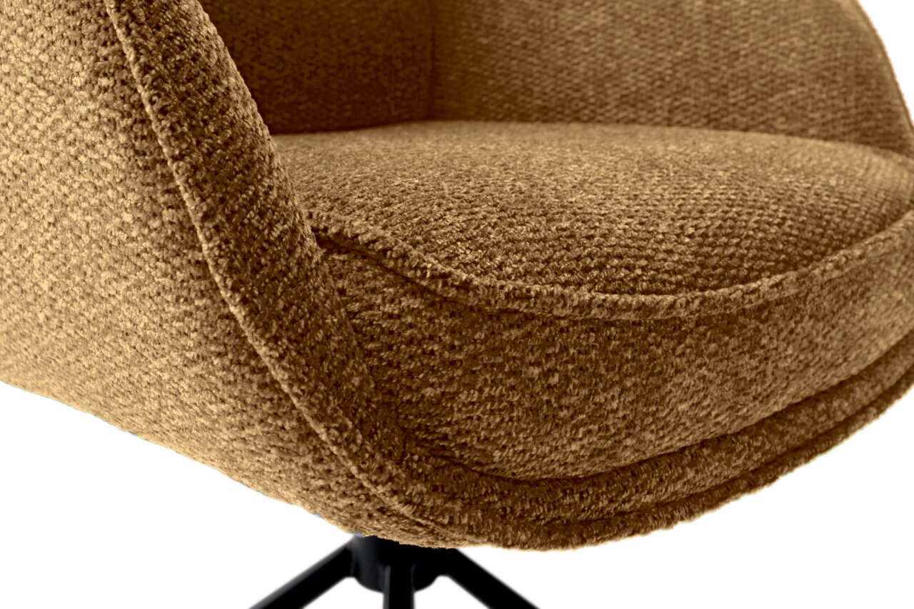 Nahaufnahme eines braunen Armlehnstuhls mit texturierter Oberfläche, seitliche Perspektive