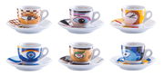 Espresso-Set 'Magic Eyes' mit sechs Tassen und Untertassen, jede mit einem einzigartigen, farbenfrohen Augenmotiv, aus der Frontalperspektive.