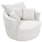 Beiger, runder Sessel mit zwei Kissen, aus leicht erhöhter Perspektive fotografiert.