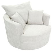 Beiger, runder Sessel mit zwei Kissen, aus leicht erhöhter Perspektive fotografiert.