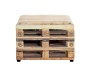 Upcycling-Couchtisch aus gestapelten EPAL-Holzpaletten mit heller Holzplatte, frontal aus Augenhöhe freigestellt vor weißem Hintergrund