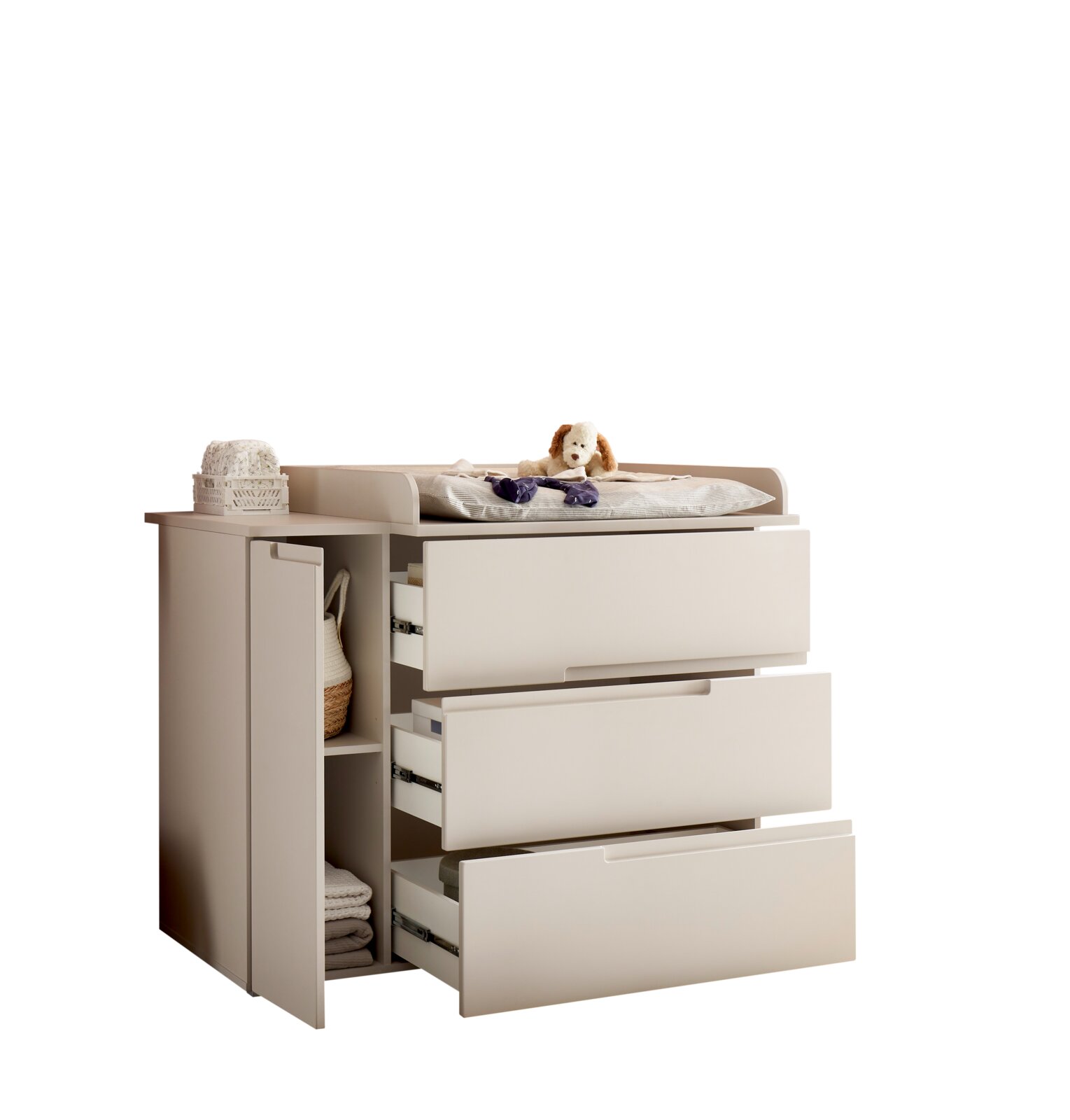 Beige Wickelkommode mit Wickelaufsatz, drei halb geöffneten Schubladen und seitlichem Regal, oben Wickelauflage mit Stofftier; Ansicht schräg von vorn links
