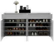 Moderner weißer Schuhschrank mit zwei Schubladen, vier geöffneten Türen und zahlreichen Ablagefächern, frontal aus Augenhöhe dargestellt und dekorativ mit Lampe, Tablett und Vasen arrangiert.