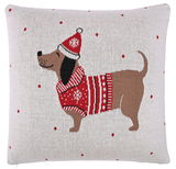 Zierkissen mit einem Dackel in rotem Winterpullover und Mütze, seitliche Perspektive