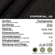 Nahaufnahme (Detailansicht von oben) eines grauen Flachgewebes, Stoffdetail 133, 100% PES, sehr hohe Scheuertouren 500.000, Abriebfestigkeit 4–5, Pillingfestigkeit 4, mit Pflegehinweisen sowie OEKO-TEX Standard 100, REACH conform und Easy Clean Symbolen.