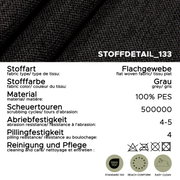 Nahaufnahme (Detailansicht von oben) eines grauen Flachgewebes, Stoffdetail 133, 100% PES, sehr hohe Scheuertouren 500.000, Abriebfestigkeit 4–5, Pillingfestigkeit 4, mit Pflegehinweisen sowie OEKO-TEX Standard 100, REACH conform und Easy Clean Symbolen.