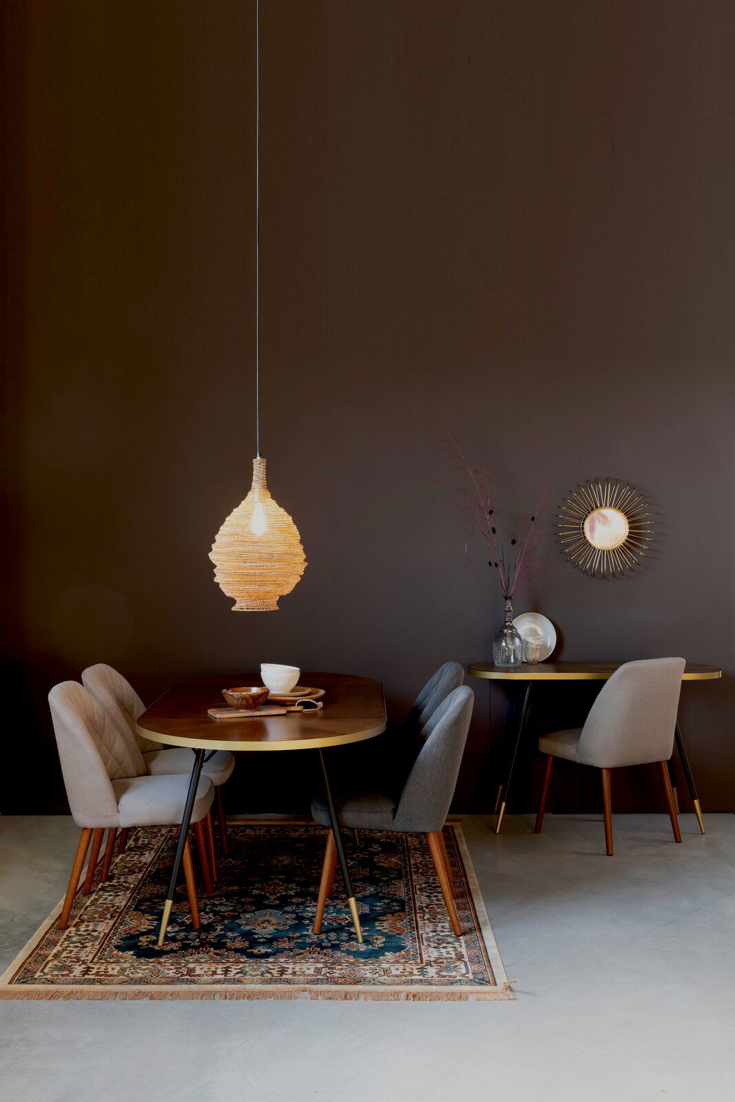 Z2 Esstisch DENISE Moderner Esstisch mit vier Stühlen, dekoriert mit Geschirr und einer hängenden Lampe, aus der Frontalperspektive.