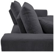 Nahaufnahme einer grauen, gerippten Sofaecke mit zwei großen Kissen, seitliche Perspektive.
