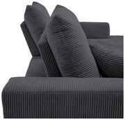 Nahaufnahme einer grauen, gerippten Sofaecke mit zwei großen Kissen, seitliche Perspektive.