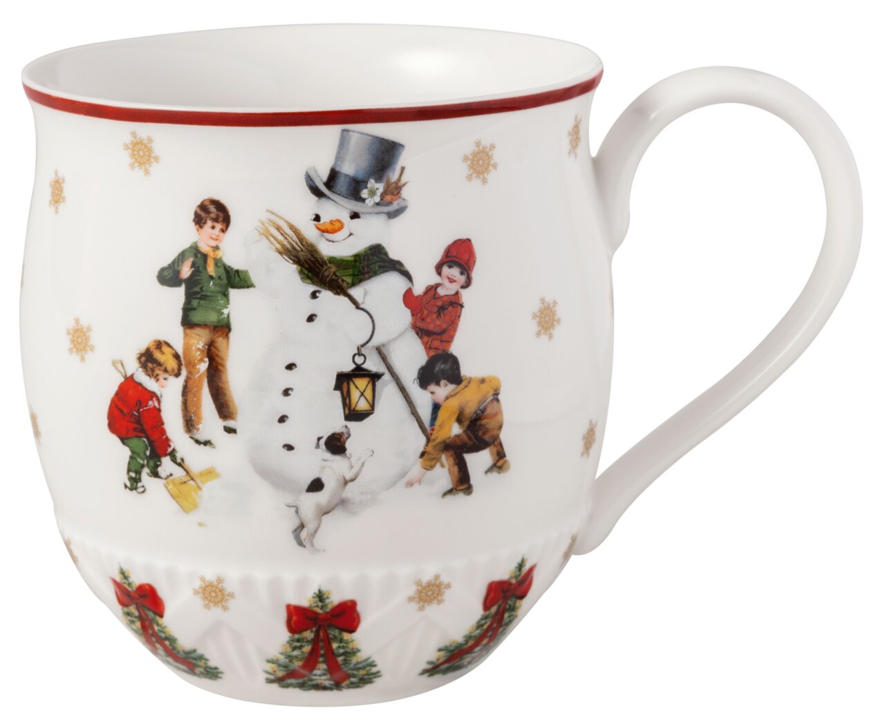 Henkelbecher mit Schneemann-Motiv, umgeben von spielenden Kindern und einem Hund, aus seitlicher Perspektive fotografiert.
