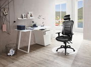 Moderner Schreibtisch mit weißer Tischplatte und Schubladen, daneben ein ergonomischer schwarzer Gaming-Stuhl mit Kopfstütze, seitliche Perspektive.