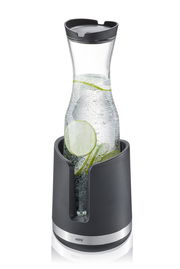 Karaffe mit schwarzem Deckel und Halterung, gefüllt mit Wasser und Limettenscheiben, seitliche Perspektive