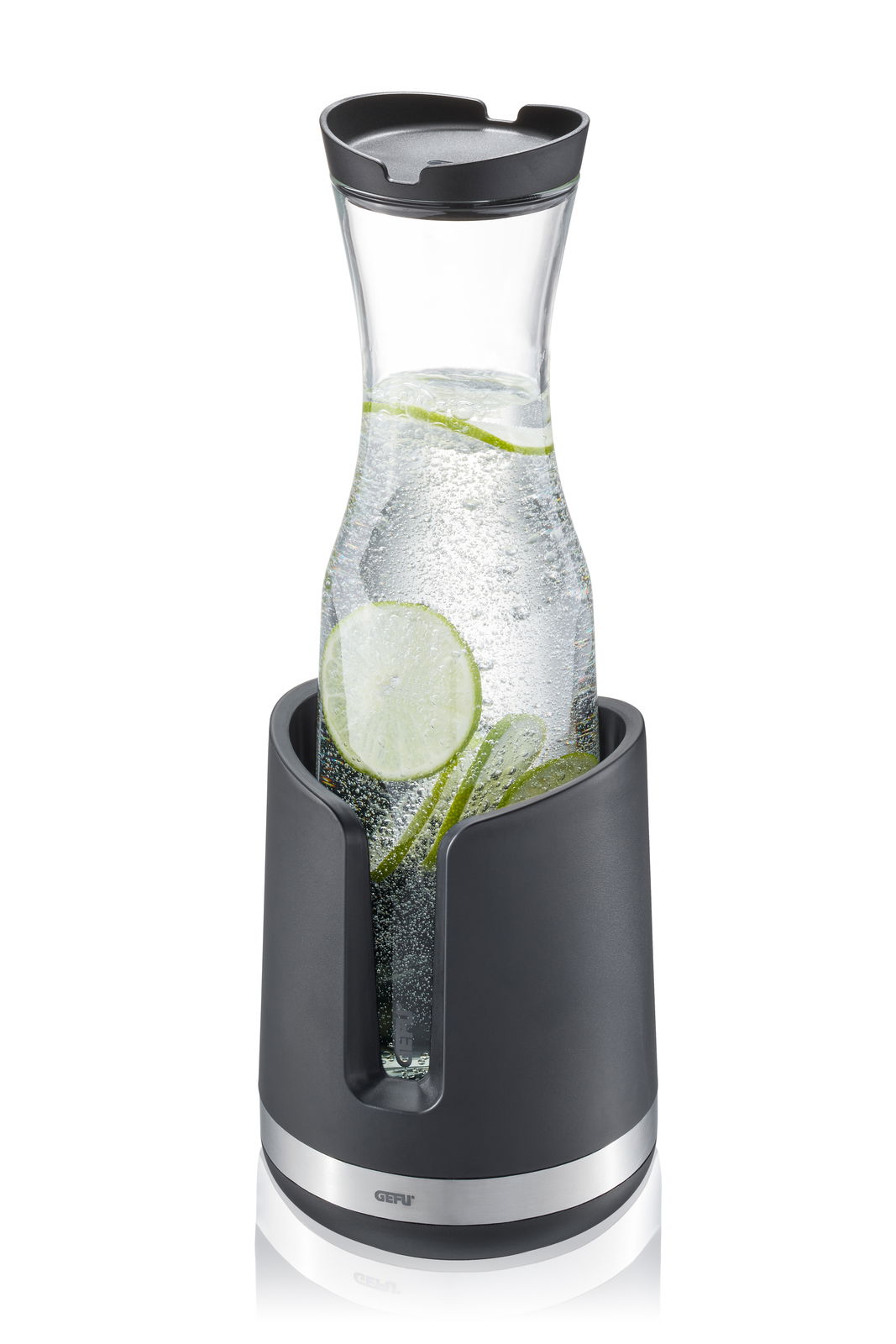 Karaffe mit schwarzem Deckel und Halterung, gefüllt mit Wasser und Limettenscheiben, seitliche Perspektive