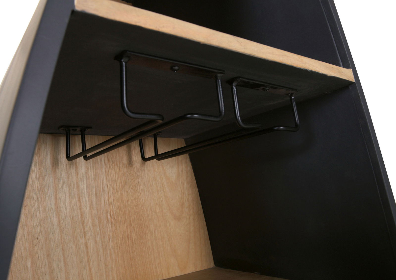 Nahaufnahme eines Bar-Regals in Bootsform mit schwarzem Metallgestell und Holzregal, Perspektive von unten.