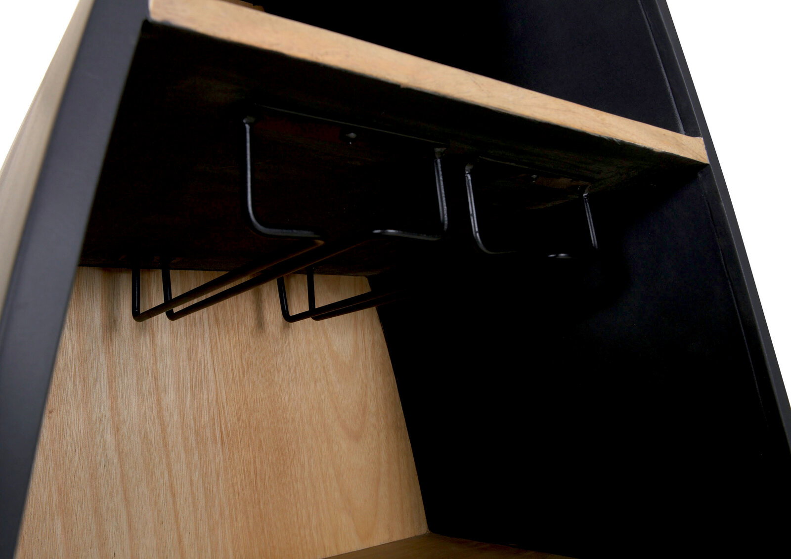 Nahaufnahme eines Bar-Regals in Bootsform mit schwarzem Metallgestell und Holzregal, Perspektive von unten.