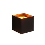 Moderne schwarze Wandleuchte IO in Würfelform mit warmem Licht, seitliche Perspektive
