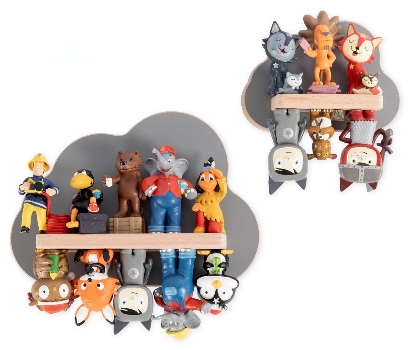 Zwei wolkenförmige Wandregale in Grau mit Holzleiste, bestückt mit bunten Spielfiguren (Tiere und Charaktere), Frontansicht rechts ist das Regal um 180° gedreht dargestellt.