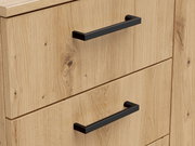 Nahaufnahme einer Kommode aus hellem Holz mit schwarzen Griffen, seitliche Perspektive
