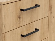 Nahaufnahme einer Kommode aus hellem Holz mit schwarzen Griffen, seitliche Perspektive
