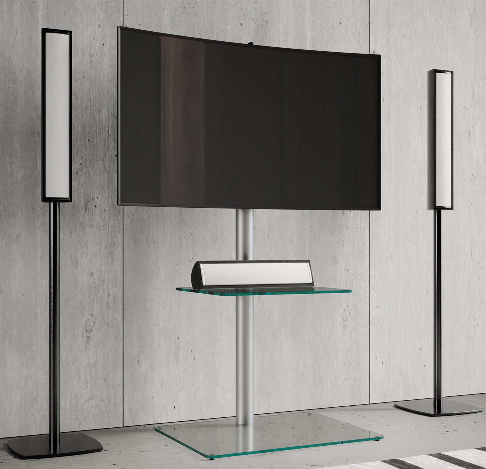 Modernes TV-Standfuß-System mit großem Flachbildschirm, Glasboden und Center-Lautsprecher sowie zwei schlanken Standlautsprechern vor Betonwand, Perspektive: frontale leicht seitliche Ansicht