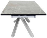 Moderner Esstisch mit Marmoroptik-Tischplatte und Metallgestell, seitliche Perspektive