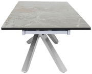 Moderner Esstisch mit Marmoroptik-Tischplatte und Metallgestell, seitliche Perspektive