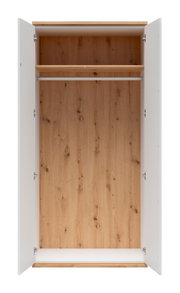Offener Kleiderschrank mit weißen Türen, Holzrückwand, oberem Einlegeboden und Kleiderstange, frontal von vorn fotografiert