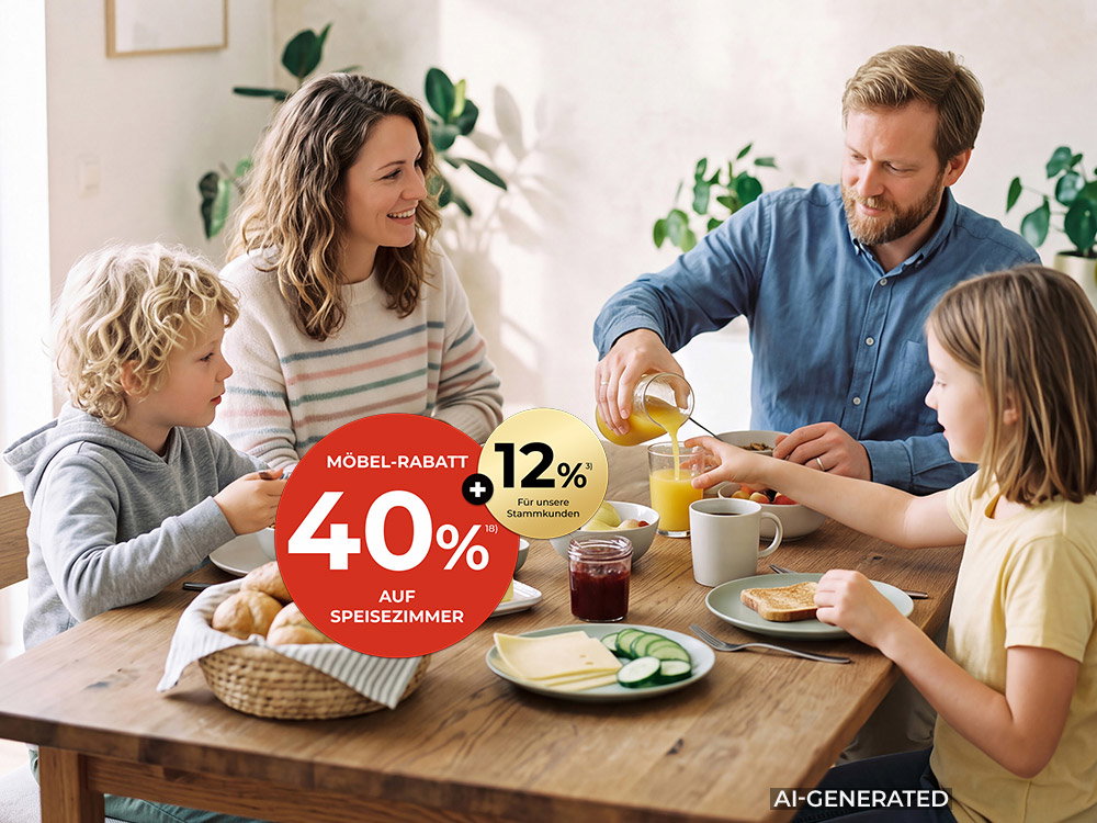 Familie beim gemeinsamen Frühstück am Holztisch, beworben mit 40 % Möbel-Rabatt auf Speisezimmer plus 12 % für Stammkunden.