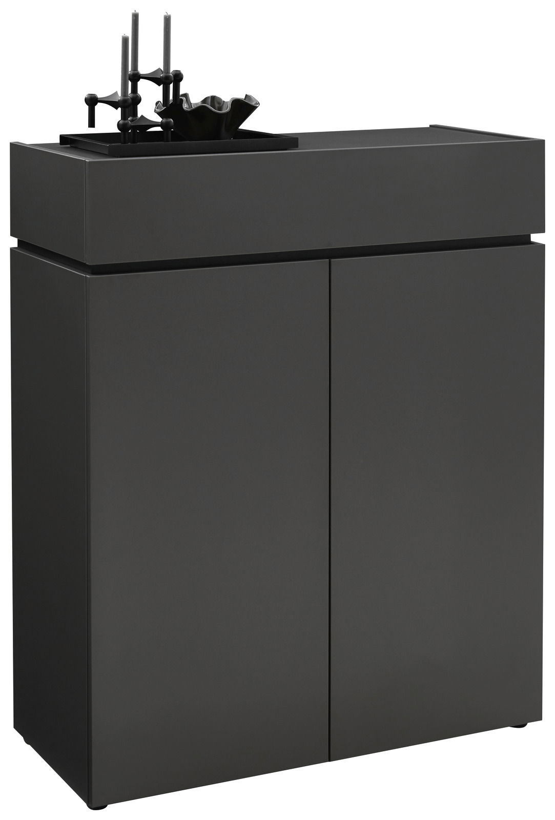 Voleo Kommode UNIQUE Schwarze Kommode mit zwei Türen, dekoriert mit Kerzenhaltern und einer Schale, seitliche Perspektive