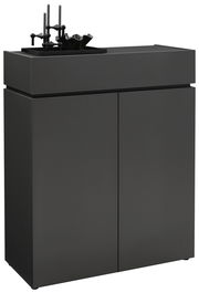 Schwarze Kommode mit zwei Türen, dekoriert mit Kerzenhaltern und einer Schale, seitliche Perspektive