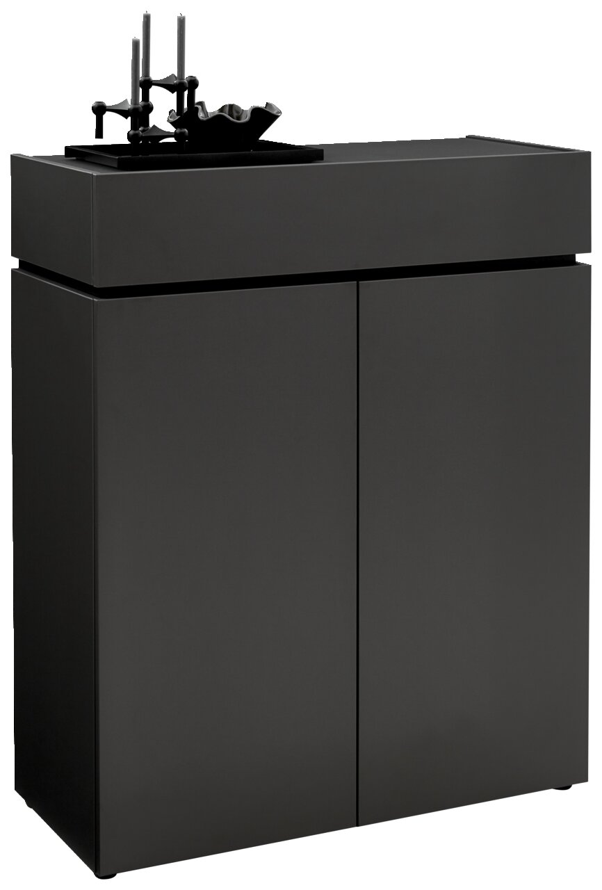 Voleo Kommode UNIQUE Schwarze Kommode mit zwei Türen, dekoriert mit Kerzenhaltern und einer Schale, seitliche Perspektive