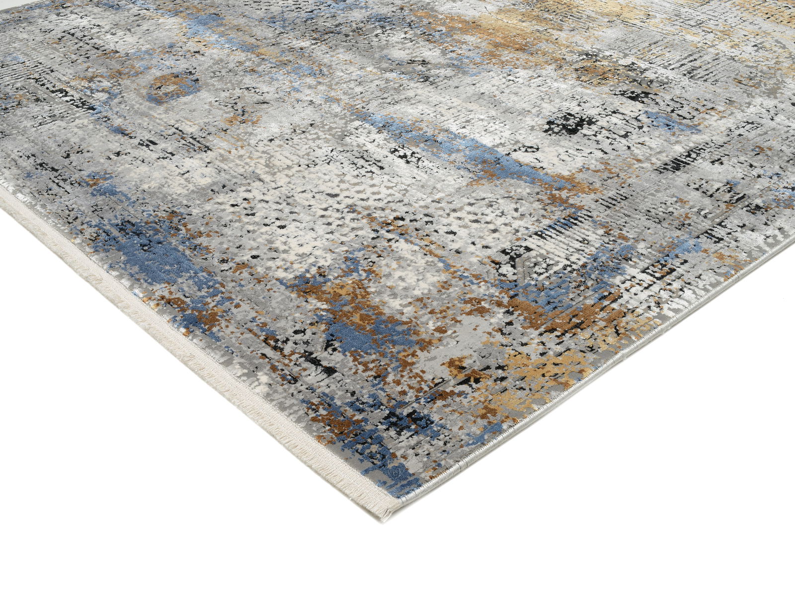 Designer Teppich mit abstraktem Muster in Blau-, Grau- und Brauntönen, perspektivisch von der Seite fotografiert.