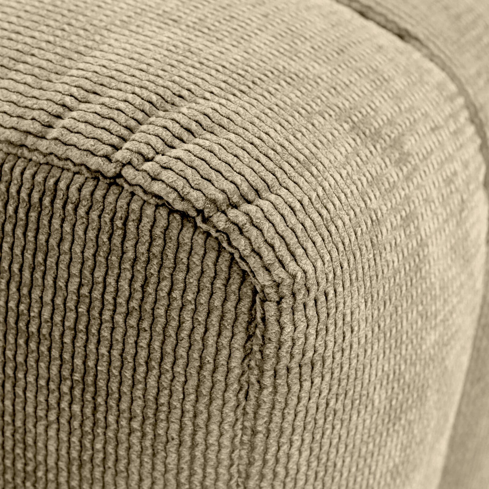 Novel Hocker LAILA Nahaufnahme eines Hockers mit gerippter Textur, aus seitlicher Perspektive fotografiert.