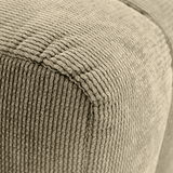 Nahaufnahme eines Hockers mit gerippter Textur, aus seitlicher Perspektive fotografiert.