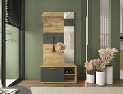 Kompaktgarderobe aus Holz mit Kleiderstange, Haken und Stauraum, frontal fotografiert in einem modern eingerichteten Raum mit grüner Wand.