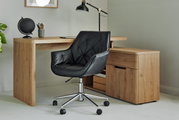 Schwarzer Bürostuhl mit gepolsterter Sitzfläche und Rückenlehne, auf einem verchromten Drehgestell mit Rollen, vor einem Holztisch in einem modernen Büro, seitliche Perspektive.
