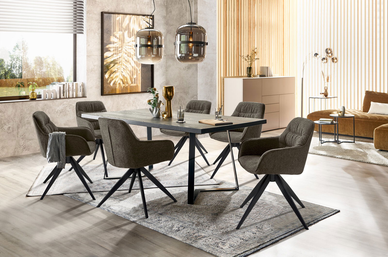 Moderner Essbereich mit Esstisch und sechs Armlehnstühlen in einem stilvollen, hellen Raum. Perspektive von der Seite.