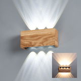 Moderne Wandleuchte aus Holz mit elegantem Lichtspiel, seitliche Perspektive.