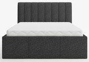 Frontale Ansicht eines modernen Polsterbetts mit dunkelgrauem Stoffbezug und weißer Matratze.
