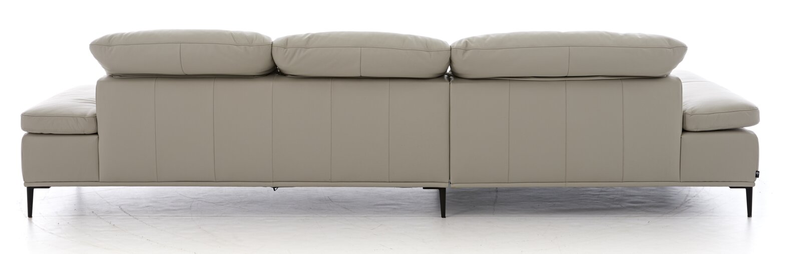 Achterkant van een beige ligbankcombinatie met drie rugkussens en slanke zwarte poten.