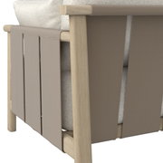 Detailansicht der Loungeeckgarnitur mit Holzrahmen und beigem Stoffbezug von der Seite.