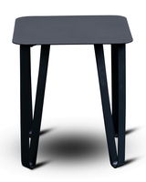 Moderner schwarzer Beistelltisch mit rechteckiger Tischplatte und geschwungenen Beinen, Frontalansicht.