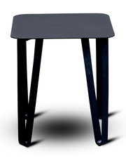 Moderner schwarzer Beistelltisch mit rechteckiger Tischplatte und geschwungenen Beinen, Frontalansicht.