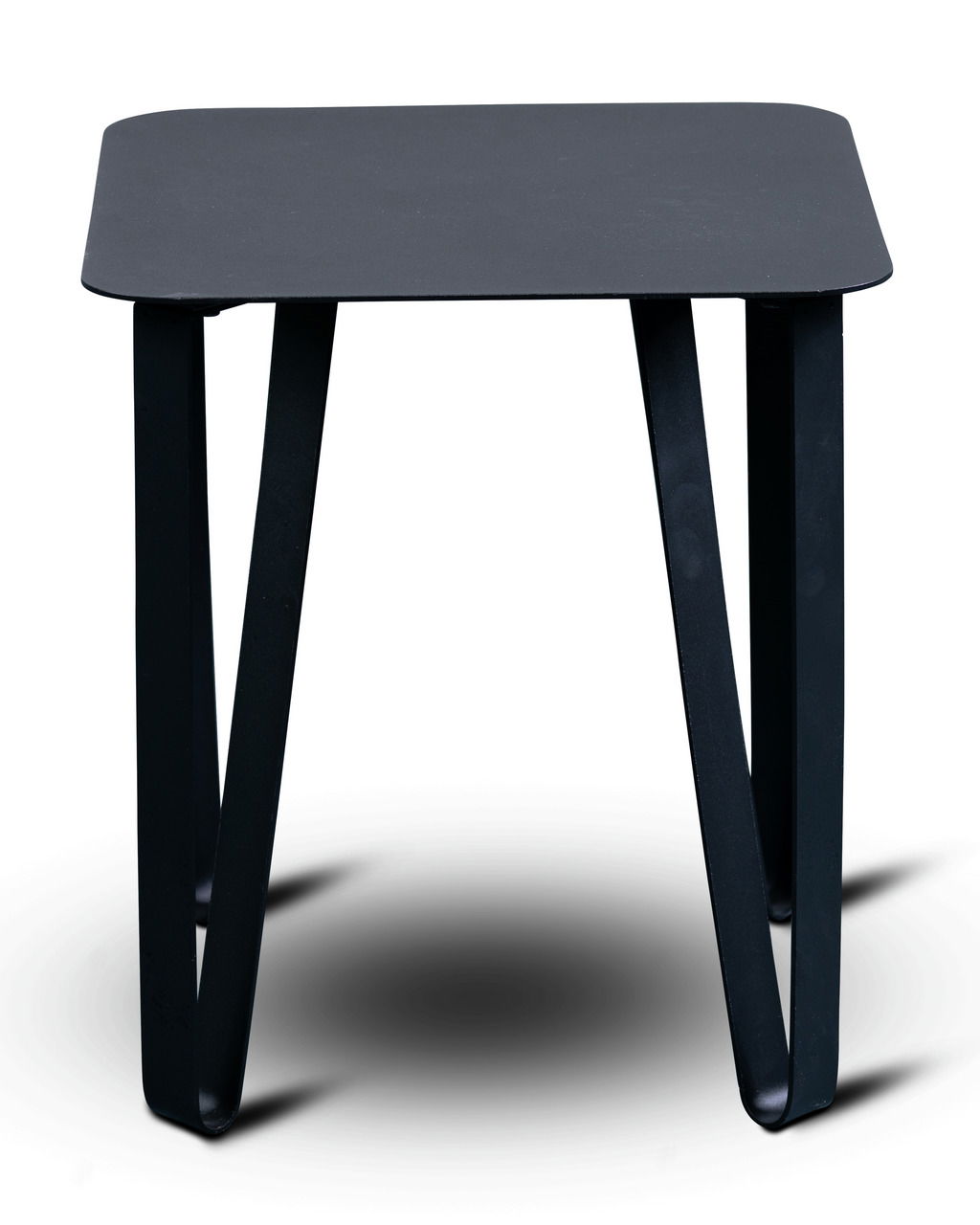 Moderner schwarzer Beistelltisch mit rechteckiger Tischplatte und geschwungenen Beinen, Frontalansicht.