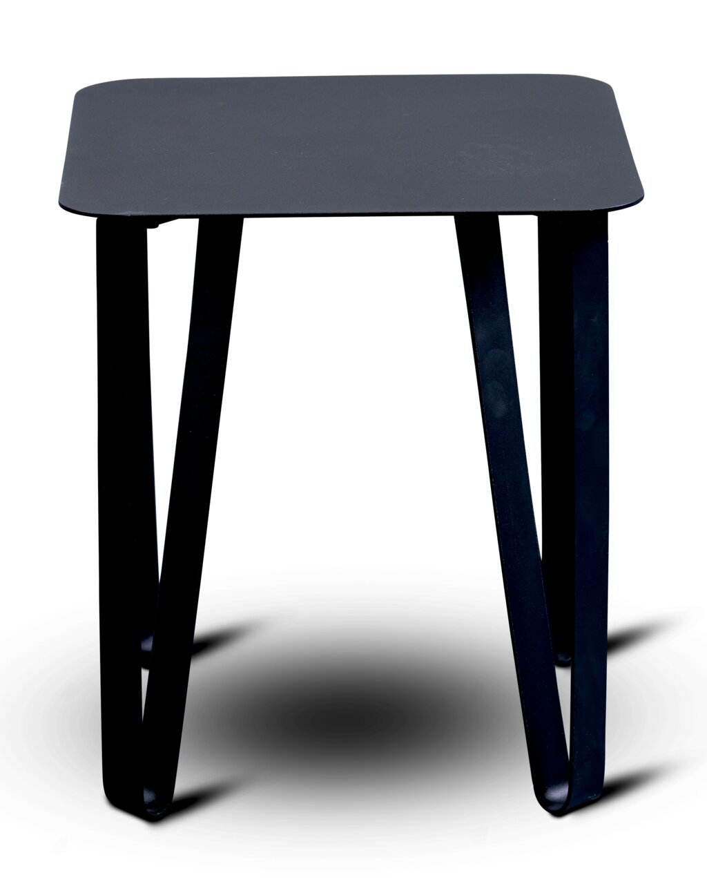 Moderne zwarte bijzettafel met rechthoekig tafelblad en gebogen poten, gezien van voren.