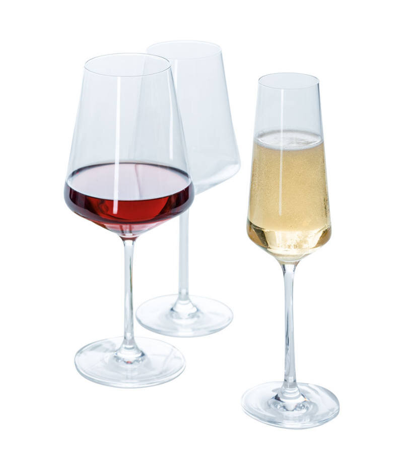 Drei elegante Kelchgläser aus der Puccini-Serie, gefüllt mit Rotwein, Weißwein und Sekt, aus einer leicht seitlichen Perspektive fotografiert.